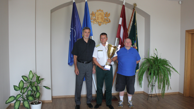 FOTO: Valsts robežsardzes priekšnieks ģenerālis Guntis Pujāts, Iekšlietu ministrijas volejbola izlases komandas "RTU/Robežsardze" galvenais treneri Raimonds Vilde un Iekšlietu ministrijas sporta instruktors Ainars Cīrulis kopbildē