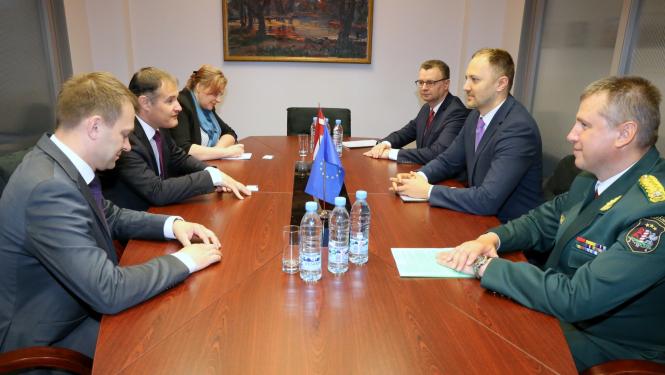 FOTO: VRS priekšnieks, FRONTEX izpilddirektors Fabrice Leggeri un aģentūras sadarbības koordinators Baltijas valstīs Vygintas Kaziukonis