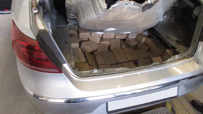 Foto: atrastas narkotikas paslēptas mašīnā