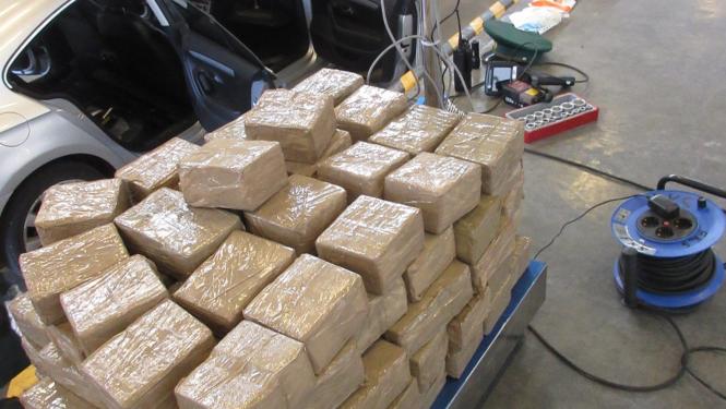 Foto: atrastas narkotikas paslēptas mašīnā