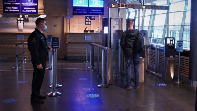 FOTO: Robežsargs lidostā