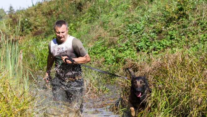 FOTO:  Robežsargs ar suni piedalās Starptautiskās kinologu biatlona sacensībās