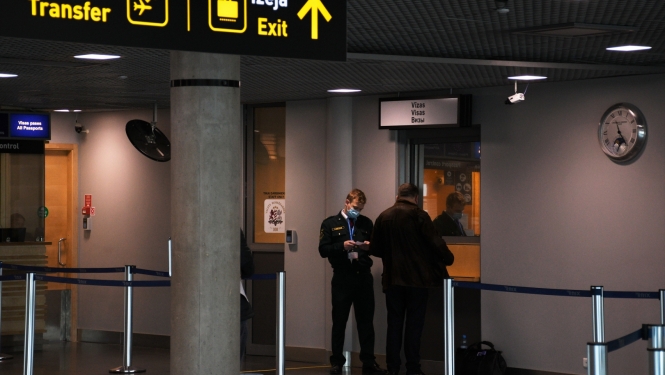 FOTO: Robežsargs lidostā