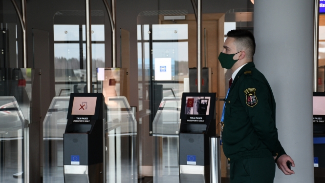 FOTO: Robežsargs lidostā