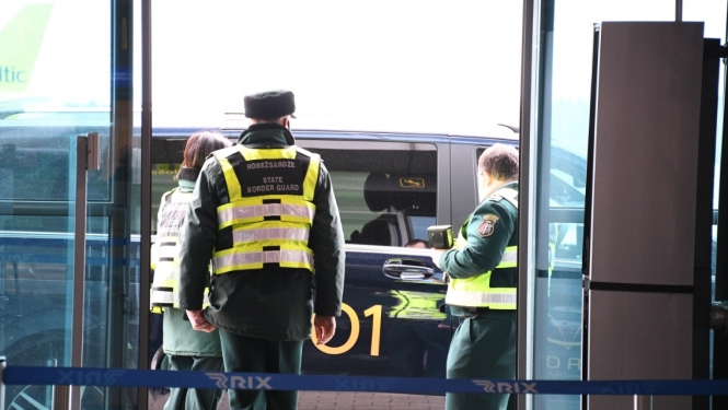 FOTO: Robežsargu mugura ar uzrakstu robežsardze