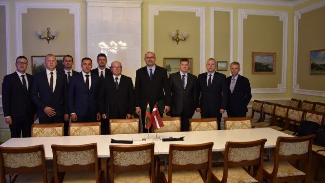 FOTO: Latvijas un Lietuvas Republikas robežas pilnvarotie pārstāvji kopbildē