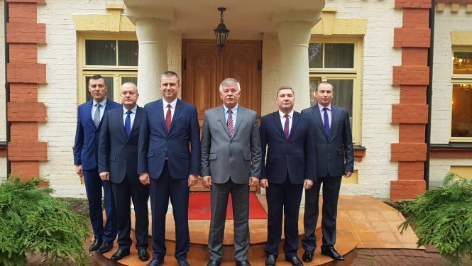 FOTO: VRS priekšnieks Guntis Pujāts ar Latvijas delegācijas pārstāvjiem un Baltkrievijas robežsardzes priekšnieks Anatolijs Lappo ar delegāciju