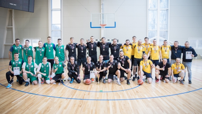 FOTO: Robežsargi spēlē basketbolu