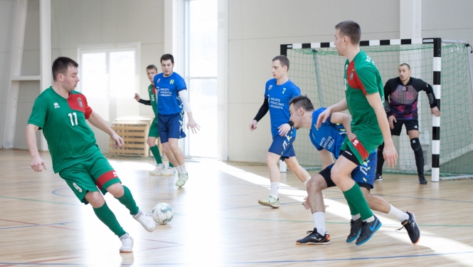 FOTO: Robežsargi spēlē futbolu