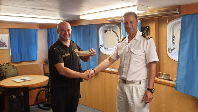FOTO: Starptautiskā centra koordinators (Frontex kopējās operācijas "Poseidon 2019" ietvaros) Antonios Sofiadelis kopā ar VRS kuģa VALPAS apkalpi
