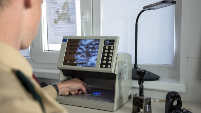 Par viltotu dokumentu izmantošanu sodītas divas personas