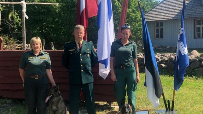 FOTO: VRS kinologi ar dienesta suņiem