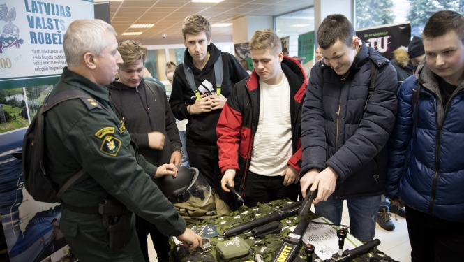 FOTO: VRK pārstāvji informē par robežsarga profesiju