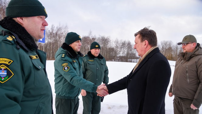 Valsts robežsardzes priekšnieks kopā ar Iekšlietu ministru apmeklē valsts robežu