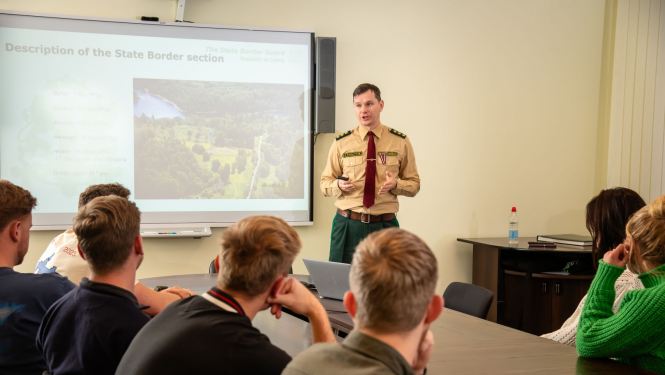 FOTO: Nīderlandes Aizsardzības akadēmijas Militāro zinātņu fakultātes pārstāvju un studentu vizīte DAP