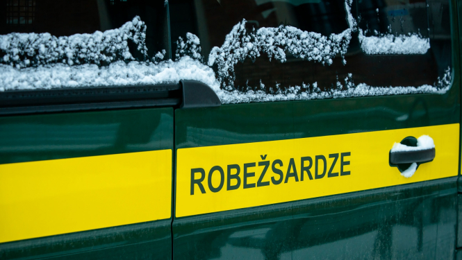 FOTO: Uzraksts robežsardze uz automašīnas