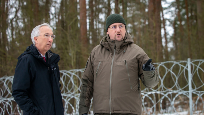 FOTO: ASV vēstnieks Latvijā uz robežas