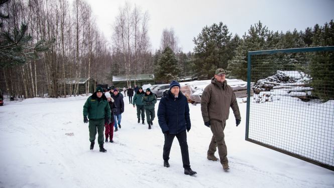 FOTO: Deputāti kopsēdē apmeklēja Latvijas-Baltkrievijas robežu