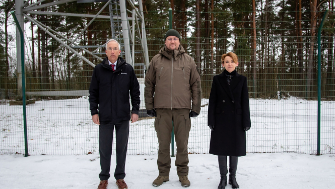 FOTO: ASV vēstnieks Latvijā uz robežas