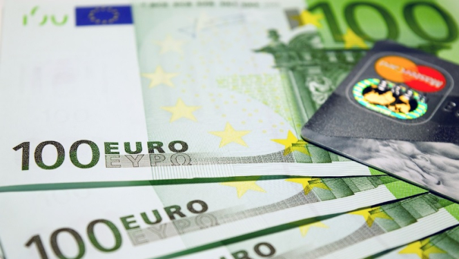 FOTO: 100 eiro banknote