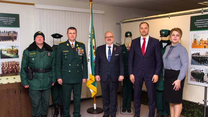 FOTO: Valsts prezidents Egils Levits, Iekšlietu ministrs Sandis Ģirģens, Valsts robežsardzes priekšnieks ģenerālis Guntis Pujāts un VRK direktors Valsts robežsardzes koledžā