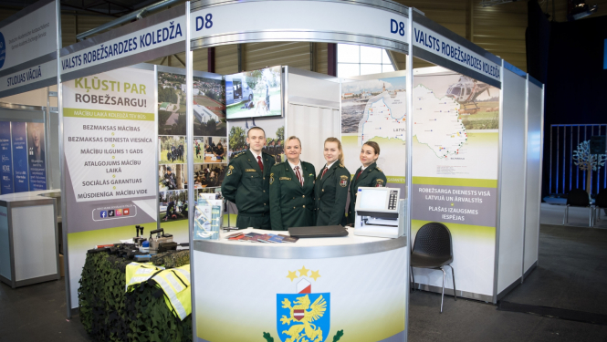 FOTO: Valsts robežsardzes koledžas pārstāvji informē par mācību iespējām Valsts robežsardzes koledžā