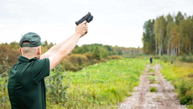 FOTO: Robežsargs ar ieroci