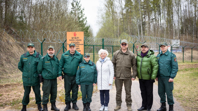 FOTO: Saeimas priekšsēdētāja ar robežsargiem uz robežas