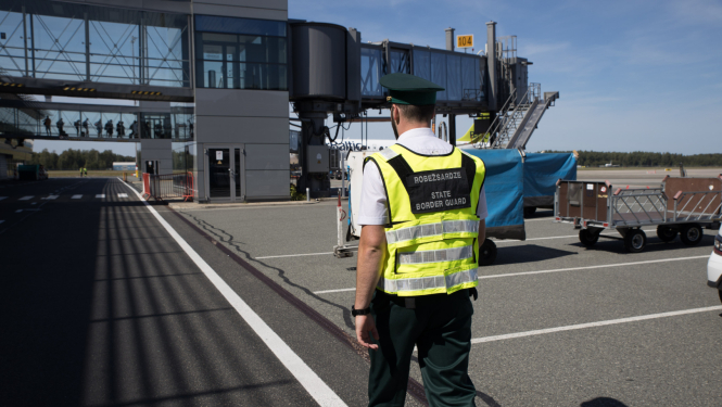FOTO: Robežsargs lidostā