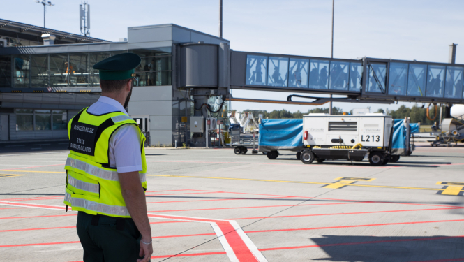 FOTO: Robežsargs lidostā