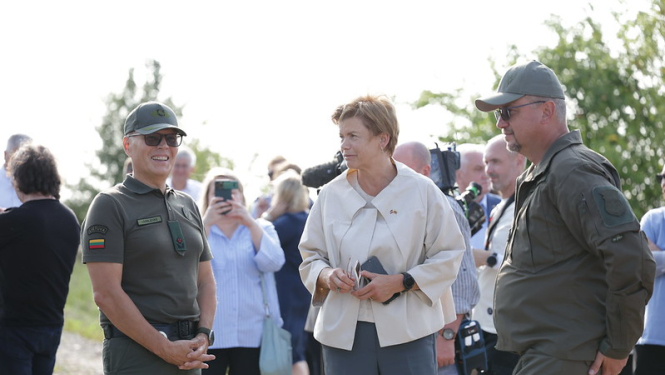 FOTO: VRS priekšnieks kopā ar ārlietu ministri un Lietuvas robežsardzes priekšnieku