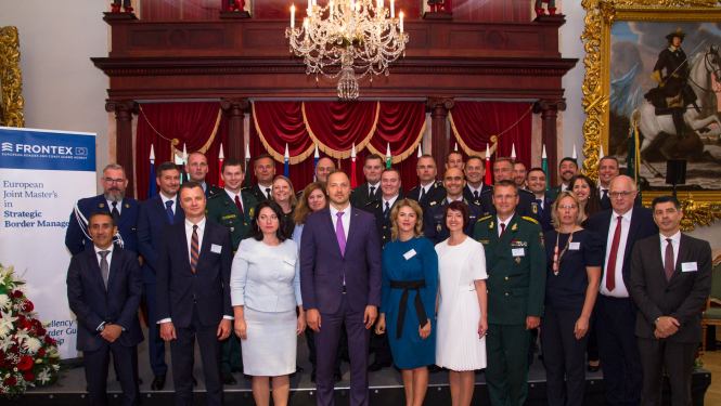 FOTO: Eiropas kopīgās maģistra studiju programmas absolventu izlaiduma kopbilde