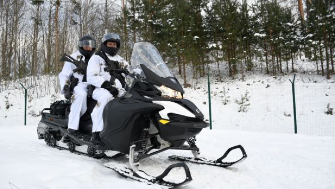 Robežsargi uz sniega motocikla