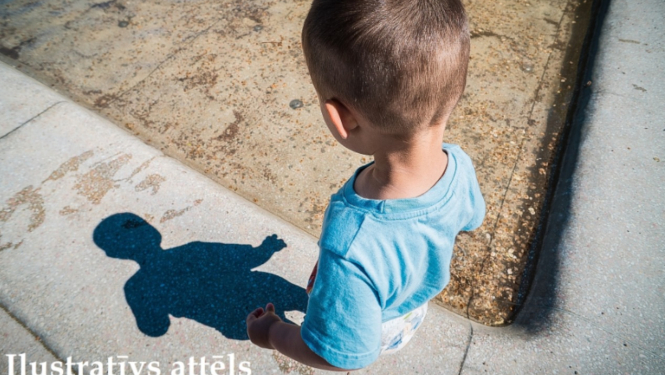 FOTO: Bērns no mugurpuses