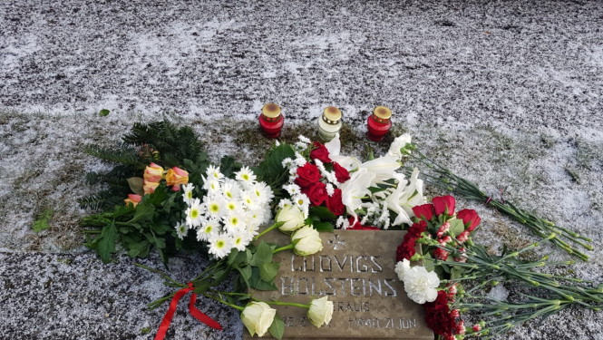 FOTO: Ziedi pie Bolšteina kapa