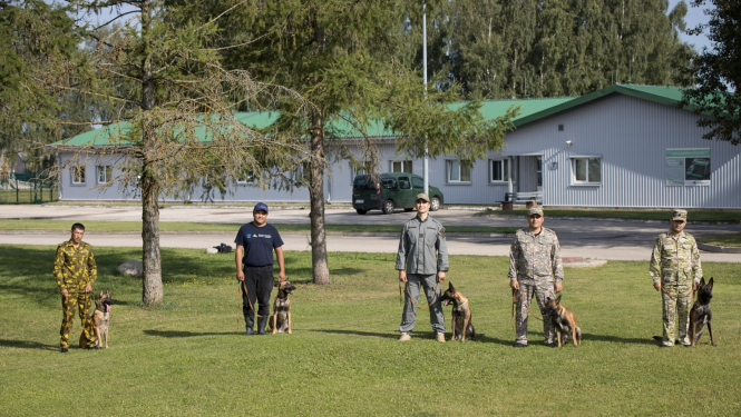 FOTO: Kinologi kopā ar suņiem