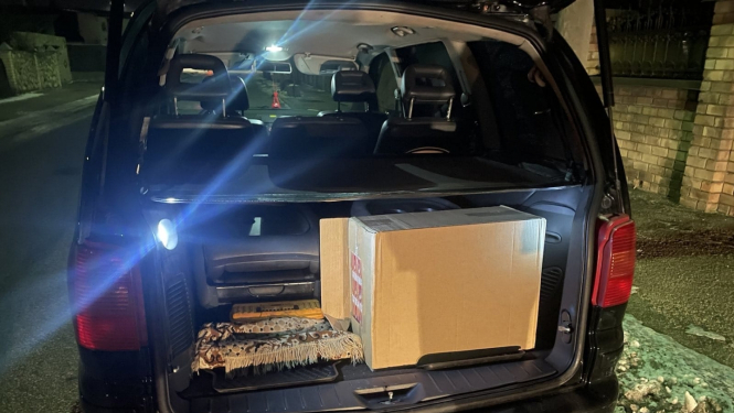 FOTO: Kontrabandas cigaretes mašīnā