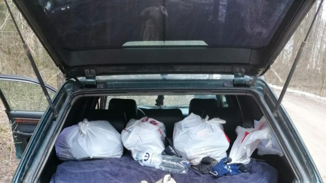 FOTO: Kontrabandas cigaretes automašīnā