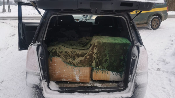 FOTO: Kontrabandas cigaretes automašīnā