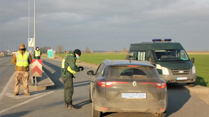 FOTO: Robežsargs pārbauda covidpass