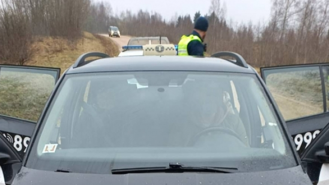 FOTO: Aizturētais auto