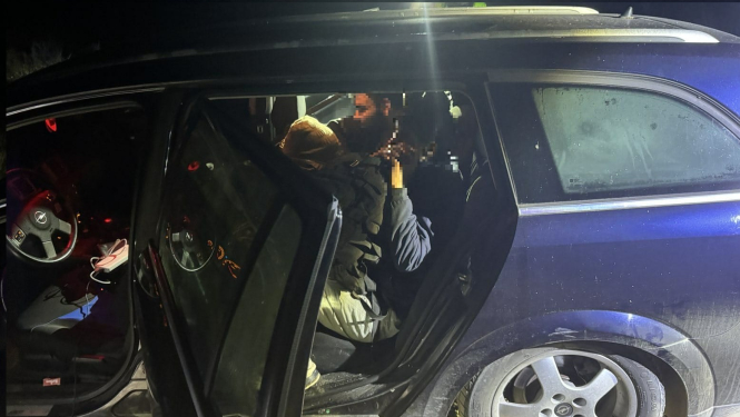 FOTO: Atturētie migranti automašīnā