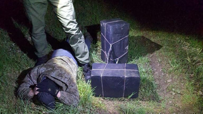 FOTO: Robežsargi aiztur pārkāpēju