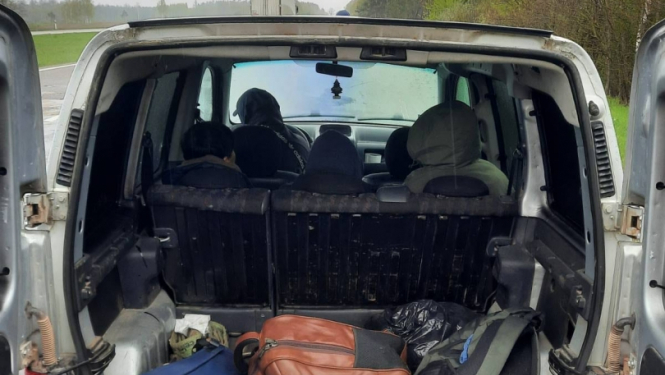 FOTO: Pārkāpēji automašīnā