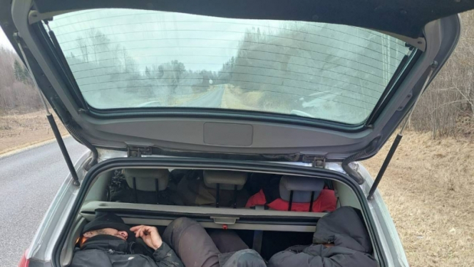 FOTO: Migranti automašīnas bagāžniekā