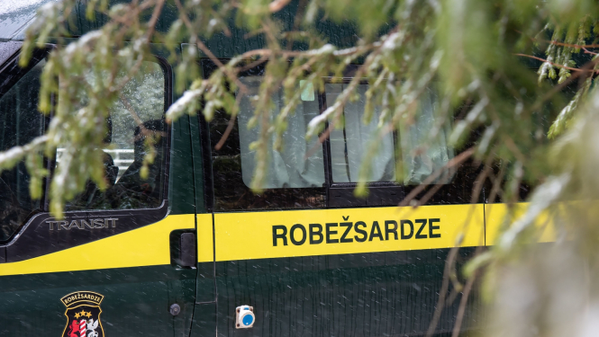 FOTO: Uzraksts Robežsadze uz mikroautobusa