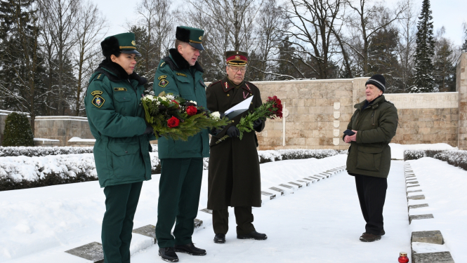 FOTO: Robežsargi nolikek ziedus pie ģenerāļa Bolšteina atdusas vietas Rīgas Brāļu kapos