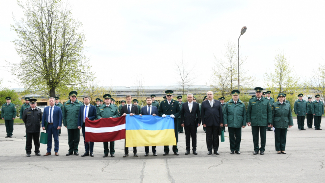Valsts robežsardzei nodot Hersonas okupācijas laikā nosargāto Latvijas karogu