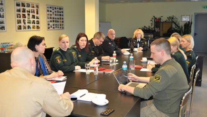 FOTO: sadarbības reģionālās grupas sēdes dalībnieki pie galda