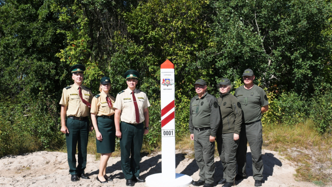 Tiek uzstādīta atjaunotā Latvijas un Lietuvas robežzīme